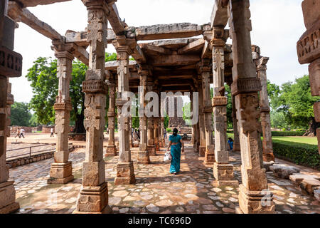 Sculptures de Pierre complexes sur le cloître colonnes à la mosquée Quwwat ul-Islam, Qutb Minar, Qutb complexe, (dépêche écrite de Delhi, Inde Banque D'Images