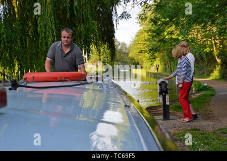 Bateau Canal passe par une serrure sur le bras d'Aylesbury du Grand Union Canal, Sète, France Banque D'Images