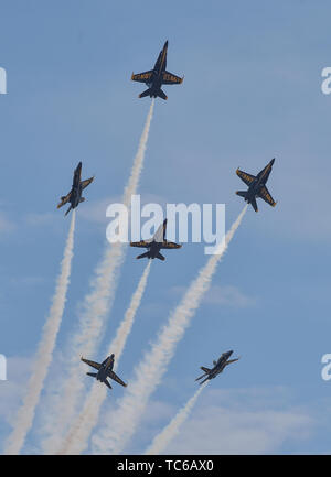 190601-N-UK306-2422 OKLAHOMA CITY (1 juin 2019) l'Escadron de démonstration en vol de la Marine américaine, les Blue Angels, les pilotes effectuent la fleur de lis manœuvre au cours d'une manifestation à l'hymne national de l'air et de l'espace Salut montrent à la Tinker Air Force Base, à Oklahoma City. L'équipe est prévue pour effectuer des démonstrations en vol 61 à 32 endroits au pays pour mettre en valeur la fierté et le professionnalisme de la US Navy et du Marine Corps pour le public canadien et américain en 2019. (U.S. Photo par marine Spécialiste de la communication de masse 2e classe Timothy Schumaker/libérés) Banque D'Images