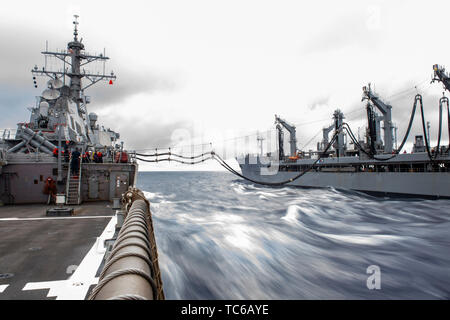 190603-N-CL550-0352 MER DES PHILIPPINES (Juin 03, 2019) La classe Arleigh Burke destroyer lance-missiles USS Curtis Wilbur (DDG 54) effectue un ravitaillement en mer avec reconstitution de la flotte oiler USNS John Ericsson (T-AO 194). Curtis Wilbur est l'avant-déployés dans la 7e flotte américaine zone d'opérations à l'appui de la sécurité et de la stabilité dans la région Indo-Pacifique. (U.S. Photo par marine Spécialiste de la communication de masse 2e classe Taylor DiMartino/libérés) Banque D'Images