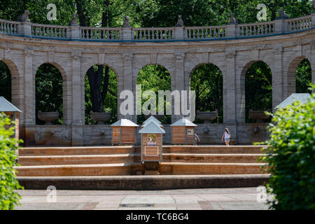 05 juin 2019, Berlin : Les chiffres à l'Märchenbrunnen dans Volkspark Friedrichshain sont encore cachés sous les boîtes de protection contre les intempéries. Et aussi l'eau ne circule pas bien dans le populaire Photo : Paul Zinken/dpa Banque D'Images