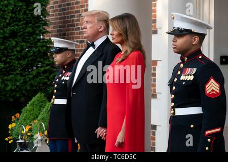 Londres, Royaume-Uni. 04 Juin, 2019. Président américain Donald Trump et la Première Dame Melania Trump attendre pour accueillir le Prince Charles et la duchesse de Cornouailles avant un gala à Winfield House le 4 juin 2019 à Londres, en Angleterre. Credit : Planetpix/Alamy Live News Banque D'Images