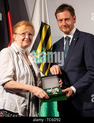 05 juin 2019, Saxe, Dresde : Michael Kretschmer (CDU, r), le premier ministre de Saxe, la remise des prix de l'Ordre du mérite à Saxon Rosemarie Haase, peintre et artiste graphique, dans le Fürstengalerie dans le Residenzschloss. Kretschmer awards le Saxon Ordre de mérite à 17 citoyens. Ce prix est destiné à honorer des personnes qui ont démontré un engagement remarquable dans les domaines politique, économique, culturel, social, sociétal ou champs d'honneur. Photo : Robert Michael/dpa-Zentralbild/dpa Banque D'Images