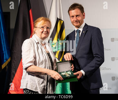 05 juin 2019, Saxe, Dresde : Michael Kretschmer (CDU, r), le premier ministre de Saxe, la remise des prix de l'Ordre du mérite à Saxon Rosemarie Haase, peintre et artiste graphique, dans le Fürstengalerie dans le Residenzschloss. Kretschmer awards le Saxon Ordre de mérite à 17 citoyens. Ce prix est destiné à honorer des personnes qui ont démontré un engagement remarquable dans les domaines politique, économique, culturel, social, sociétal ou champs d'honneur. Photo : Robert Michael/dpa-Zentralbild/dpa Banque D'Images