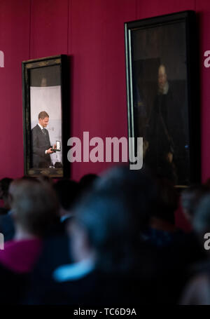 05 juin 2019, Saxe, Dresde : Michael Kretschmer (CDU, l), premier ministre de Saxe, se reflète dans une peinture au cours d'une présentation de l'ordre de mérite Saxon dans le Fürstengalerie dans le Residenzschloss. Kretschmer awards le Saxon Ordre de mérite à 17 citoyens. Ce prix est destiné à honorer des personnes qui ont démontré un engagement remarquable dans les domaines politique, économique, culturel, social, sociétal ou champs d'honneur. Photo : Robert Michael/dpa-Zentralbild/dpa Banque D'Images