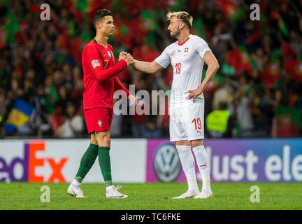 Porto, Portugal. Le 05 juin, 2019. Ligue de football international Nations Unies de l'UEFA, demi-finale, le Portugal et la Suisse ; Ronaldo de PVR est félicité par Drmic de Crédit Suisse : Action Plus Sport Images/Alamy Live News Banque D'Images