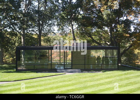 Déposée - 12 octobre 2014, nous, New Canaan : la "Maison de Verre" conçu par l'architecte américain Philip Johnson (1906-2005). Le bâtiment a été achevé en 1949. Les murs de la maison sont entièrement en verre. Johnson a reçu le prix d'architecture Pritzker en 1979 pour, entre autres choses, ce bâtiment, qui est maintenant un site classé et accessible aux visiteurs. Le 08.06.2019 le 70e anniversaire de l'achèvement de l'architectural monument sera célébré avec une grande fête. (Dpa 'artiste corde Petit apparaît sur l'anniversaire de Johnson's 'Glass House'') Photo : Christina Horsten/dpa Banque D'Images