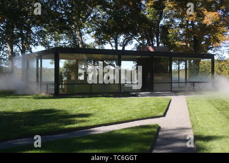 Déposée - 12 octobre 2014, nous, New Canaan : la "Maison de Verre" conçu par l'architecte américain Philip Johnson (1906-2005). Le bâtiment a été achevé en 1949. Les murs de la maison sont entièrement en verre. Johnson a reçu le prix d'architecture Pritzker en 1979 pour, entre autres choses, ce bâtiment, qui est maintenant un site classé et accessible aux visiteurs. Le 08.06.2019 le 70e anniversaire de l'achèvement de l'architectural monument sera célébré avec une grande fête. (Dpa 'artiste corde Petit apparaît sur l'anniversaire de Johnson's 'Glass House'') Photo : Christina Horsten/dpa Banque D'Images