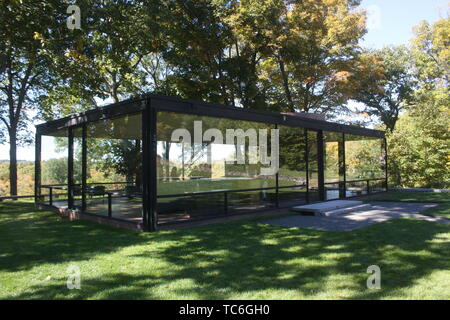 Déposée - 12 octobre 2014, nous, New Canaan : la "Maison de Verre" conçu par l'architecte américain Philip Johnson (1906-2005). Le bâtiment a été achevé en 1949. Les murs de la maison sont entièrement en verre. Johnson a reçu le prix d'architecture Pritzker en 1979 pour, entre autres choses, ce bâtiment, qui est maintenant un site classé et accessible aux visiteurs. Le 08.06.2019 le 70e anniversaire de l'achèvement de l'architectural monument sera célébré avec une grande fête. (Dpa 'artiste corde Petit apparaît sur l'anniversaire de Johnson's 'Glass House'') Photo : Christina Horsten/dpa Banque D'Images