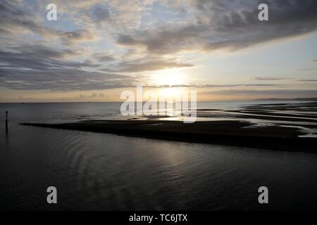 Collevillette, France. 06 Juin, 2019. 06 juin 2019, la France (France), Caen : Le soleil se lève tôt le matin sur la Manche avant de Caen. C'est le 75e anniversaire du débarquement des troupes alliées en Normandie (D-Day). Photo : Kay Nietfeld/dpa dpa : Crédit photo alliance/Alamy Live News Banque D'Images