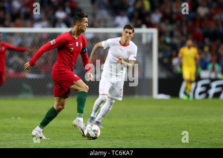 Porto, Portugal. 5 juin, 2019. Le Portugais Cristiano Ronaldo (L) contrôle le ballon au cours de la demi-finale de la Ligue des Nations Unies l'UEFA football match entre le Portugal et la Suisse à Porto, Portugal, le 5 juin 2019. Crédit : Pedro Fiuza/Xinhua/Alamy Live News Banque D'Images