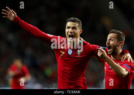 Porto, Portugal. 5 juin, 2019. L'avant du Portugal Cristiano Ronaldo (L) célèbre avec l'avant Bernardo Silva après avoir marqué un but lors de la demi-finale de la Ligue des Nations Unies l'UEFA football match entre le Portugal et la Suisse à Porto, Portugal, le 5 juin 2019. Crédit : Pedro Fiuza/Xinhua/Alamy Live News Banque D'Images