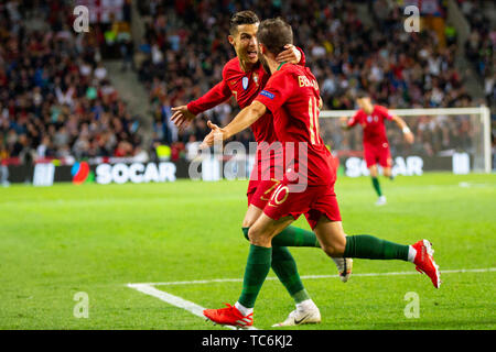 Porto, Portugal. Le 05 juin, 2019. Joueur du Portugal Cristiano Ronaldo (L) célèbre avec Bernardo Silva (R) le deuxième objectif au cours de l'UEFA la Ligue des Nations Unies finales au stade du Dragon de Porto, Portugal. ( Portugal 3:1 Suisse ) Crédit : SOPA/Alamy Images Limited Live News Banque D'Images