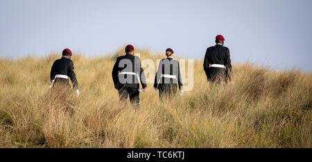 Collevillette, France. 06 Juin, 2019. 06 juin 2019, la France (France), Courseulles-Sur-Mer : Les soldats canadiens à pied à travers les dunes au bord d'une commémoration du Jour J sur la plage Juno. Elle commémore le 75e anniversaire du débarquement des troupes alliées en Normandie. Photo : Kay Nietfeld/dpa dpa : Crédit photo alliance/Alamy Live News Banque D'Images