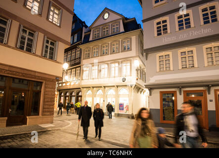 12 mai 2019, Hessen, Frankfurt/Main : Les visiteurs du musée nuit passer le truwwelpeter «-musée' (M) dans la vieille ville de Francfort nouveau. Photo : Andreas Arnold/dpa Banque D'Images