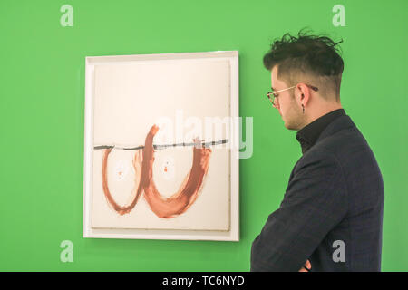 London UK. 6 juin 2019. Juin huile sur toile peinte en 1961, £50 000. Une exposition à Sothebys's London de nouveau découvert fonctionne tracer les dernières années de l'artiste britannique Roger Hilton b 1911-1975 présenté en collaboration avec Jonathan Clark Fine Art et co-signé par Kenny Schachter. L'exposition présente environ 100 œuvres nouvellement mis sur papier, peint à partir de l'intérieur de l'artiste lit entre 1973 et 1974 Crédit : amer ghazzal/Alamy Live News Banque D'Images