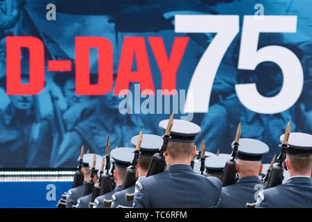 Portsmouth, Royaume-Uni. Le 05 juin, 2019. Les gardes d'honneur militaire pendant un événement pour marquer le 75e anniversaire du D-Day à l'Southsea Common 5 juin 2019, à Portsmouth, en Angleterre. Les dirigeants du monde se sont réunis sur la côte sud de l'Angleterre, où s'envolait pour les troupes d'agression quotidienne 75 ans auparavant. Credit : Planetpix/Alamy Live News Banque D'Images