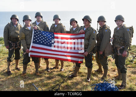 La Pointe du Hoc, France. Le 05 juin, 2019. Les soldats de l'armée américaine avec 75e régiment de Rangers tenir un drapeau américain après avoir escaladé la falaise à Omaha Beach, reconstituant surcharge pendant l'opération de la Seconde Guerre mondiale Jour J le 5 juin 2019 à la Pointe du Hoc, Normandie, France. Des milliers de personnes ont convergé sur Normandie pour commémorer le 75e anniversaire de l'opération Overlord, l'invasion alliée DE LA SECONDE GUERRE MONDIALE connue sous le nom de D-Day. Credit : Planetpix/Alamy Live News Banque D'Images