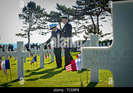 La Pointe du Hoc, France. 06 Juin, 2019. Maître Nay américain Premier maître de la Marine Russell Smith, à gauche, et le chef des opérations navales Adm. John Richardson visiter le cimetière américain de Normandie à l'anniversaire de l'invasion du Jour J, 6 juin 2019 à la Pointe du Hoc, Normandie, France. Des milliers de personnes ont convergé sur Normandie pour commémorer le 75e anniversaire de l'opération Overlord, l'invasion alliée DE LA SECONDE GUERRE MONDIALE connue sous le nom de D-Day. Credit : Planetpix/Alamy Live News Banque D'Images