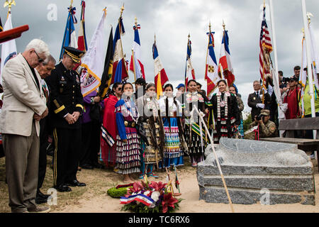 La Pointe du Hoc, France. Le 05 juin, 2019. Un moment de silence est honoré pour les morts des soldats de la DEUXIÈME GUERRE MONDIALE à la cérémonie commémorative Charles Shay à Omaha Beach à l'anniversaire de l'invasion du Jour J le 5 juin 2019 à la Pointe du Hoc, Normandie, France. Des milliers de personnes ont convergé sur Normandie pour commémorer le 75e anniversaire de l'opération Overlord, l'invasion alliée DE LA SECONDE GUERRE MONDIALE connue sous le nom de D-Day. Credit : Planetpix/Alamy Live News Banque D'Images