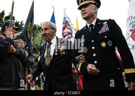 La Pointe du Hoc, France. Le 05 juin, 2019. Le général américain Paul M. Nakasone, commandant du Commandement cybernétique, droite, escorts Natif américain vétéran de la DEUXIÈME GUERRE MONDIALE Charles Shay au Charles Shay cérémonie commémorative à Omaha Beach à l'anniversaire de l'invasion du Jour J le 5 juin 2019 à la Pointe du Hoc, Normandie, France. Des milliers de personnes ont convergé sur Normandie pour commémorer le 75e anniversaire de l'opération Overlord, l'invasion alliée DE LA SECONDE GUERRE MONDIALE connue sous le nom de D-Day. Credit : Planetpix/Alamy Live News Banque D'Images