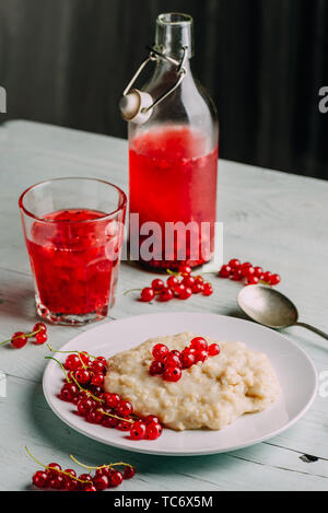 Simple et petit-déjeuner sain avec de porridge et de l'eau infusée aux fruits rouges Banque D'Images