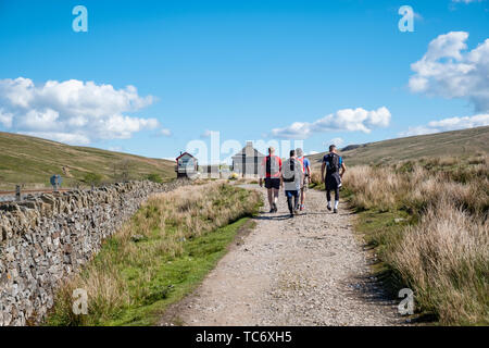 Les promeneurs sur Whernside dans le Parc National des Yorkshire Dales. Angleterre, Royaume-Uni Banque D'Images