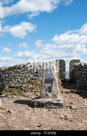 Le Sommet Trig point sur Whernside dans le Parc National des Yorkshire Dales. Angleterre, Royaume-Uni. Banque D'Images