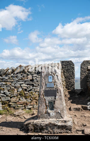 Le Sommet Trig point sur Whernside dans le Parc National des Yorkshire Dales. Angleterre, Royaume-Uni. Banque D'Images