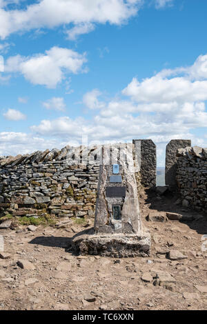 Le Sommet Trig point sur Whernside dans le Parc National des Yorkshire Dales. Angleterre, Royaume-Uni. Banque D'Images