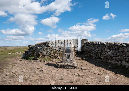 Le Sommet Trig point sur Whernside dans le Parc National des Yorkshire Dales. Angleterre, Royaume-Uni. Banque D'Images