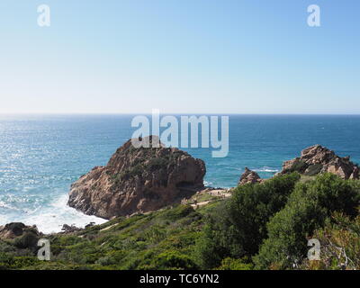 Belle vue depuis le Cap Spartel, à travers des paysages le détroit de Gibraltar avec l'Espagne à distance au Maroc avec ciel bleu clair en 2019 wa Banque D'Images