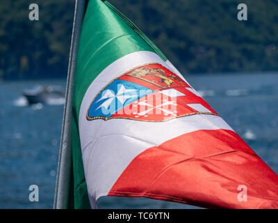 Image du drapeau italien sur l'arrière d'un bateau, à l'agiter dans le vent. close up Banque D'Images