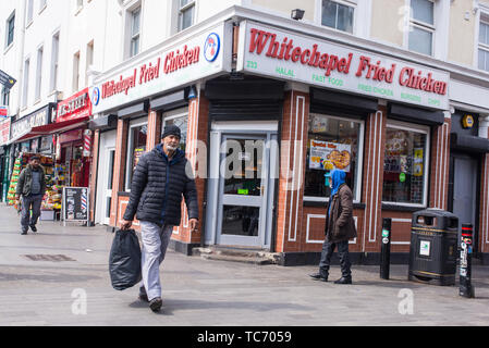 Whitechapel, London, England, UK - Avril 2019 : Whitechapel fried chicken shop avec les gens marcher dans avant de lui sur Whitechapel Road, Shadwell, Londres Banque D'Images