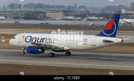 ISTANBUL, TURQUIE - le 19 janvier 2019 : Onur Air Airbus A320-233 (CN 912) décolle de l'aéroport Ataturk d'Istanbul. Onur Air a 29 119 taille de la flotte et des Banque D'Images