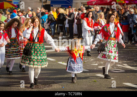 Opatija, Croatie - 3 Février, 2019 : traditionnel défilé de carnaval avec costumes traditionnels en passant par la rue de Matulji, pendant le carnaval Banque D'Images