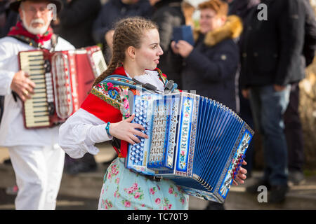 Opatija, Croatie - 3 Février, 2019 : fille à l'harmonica au cours de défilé traditionnel avec costumes traditionnels en passant par la rue de Banque D'Images