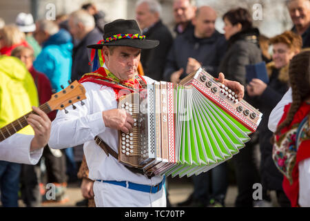 Opatija, Croatie - 3 Février, 2019 : Homme à l'harmonica au cours de défilé traditionnel avec costumes traditionnels en passant par la rue de Banque D'Images