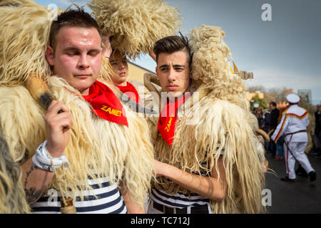 Opatija, Croatie - 3 Février, 2019 : traditionnel défilé du carnaval de sonneurs de cloches avec de gros bétail en passant par la rue de Matulji, au cours de th Banque D'Images