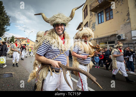 Opatija, Croatie - 3 Février, 2019 : traditionnel défilé du carnaval de sonneurs de cloches avec de gros bétail en passant par la rue de Matulji, au cours de th Banque D'Images