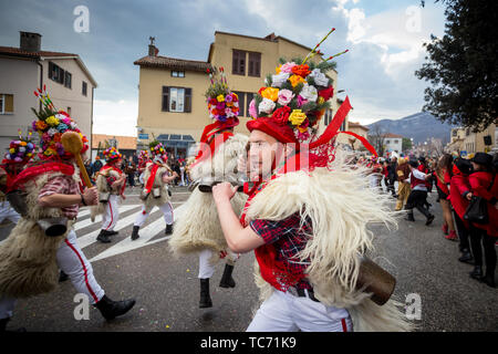 Opatija, Croatie - 3 Février, 2019 : traditionnel défilé du carnaval de sonneurs de cloches avec de gros bétail en passant par la rue de Matulji, au cours de th Banque D'Images