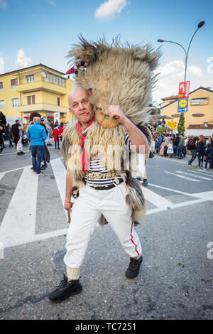 Opatija, Croatie - 3 Février, 2019 : traditionnel défilé du carnaval de sonneurs de cloches avec de gros bétail en passant par la rue de Matulji, au cours de th Banque D'Images