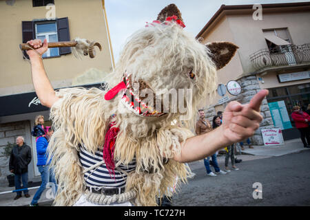 Opatija, Croatie - 3 Février, 2019 : traditionnel défilé du carnaval de sonneurs de cloches avec de gros bétail en passant par la rue de Matulji, au cours de th Banque D'Images