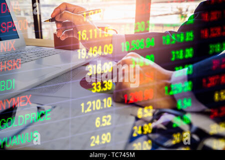 Bourse ou le commerce de forex graphique graphique chandelier et convient pour concept d'investissement financier. Les tendances de l'économie de l'arrière-plan et une idée d'entreprise Banque D'Images