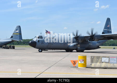 Un C-130J Super Hercules Les taxis sur l'axe de vol après le retour d'un déploiement à la base aérienne de Little Rock, Arkansas, le 17 mai 2019. Le C-130J et son personnel de soutien fourni le transport aérien tactique, l'évacuation aéromédicale, marchandises et du personnel aérien et airdrop nécessaires pour appuyer les opérations de déploiement. (U.S. Photo de l'Armée de l'air par le sergent. Dana J. câble) Banque D'Images