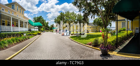 Le Lakeside Inn historique et une véranda à Mount Dora, Florida, USA le 23 mai 2019 Banque D'Images