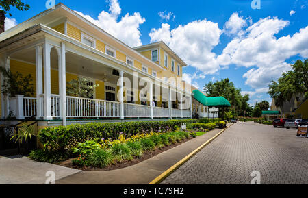 Le Lakeside Inn historique et une véranda à Mount Dora, Florida, USA le 23 mai 2019 Banque D'Images