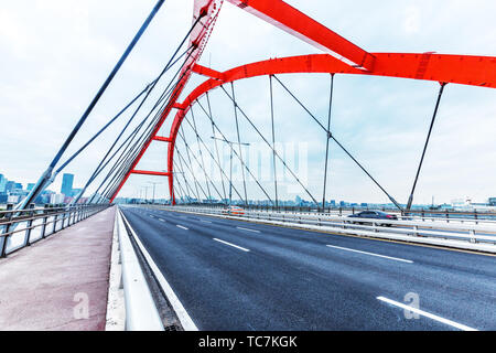 Pont avec abstract constructions métalliques à Séoul en cloud sky Banque D'Images