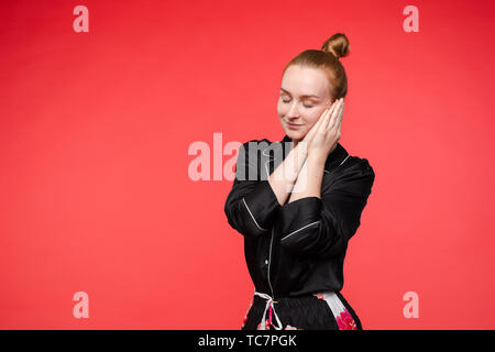 Tired woman in black pyjama fermer les yeux et dormir Banque D'Images