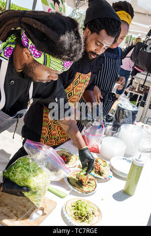 Miami Beach Florida, North Beach, Soul Vega Festival, nourriture, stand du vendeur, préparation de la commande, ajout de salade laitue, hommes noirs, FL190331086 Banque D'Images